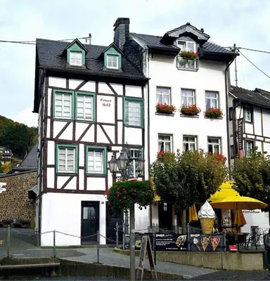 Das Gebäude in dem sich die Ferienwohnung befindet