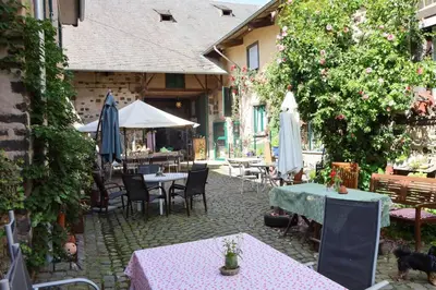 Ein Garten an der Unterkunft Ländliches Apartment Sonnenblume