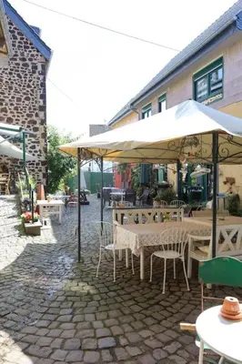 Ein Restaurant oder anderes Speiselokal in der Unterkunft Ländliches Apartment Sonnenblume