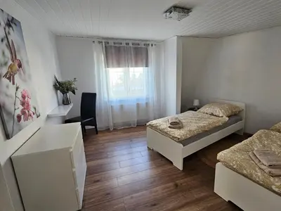 Ein Bett oder Betten in einem Zimmer der Unterkunft E