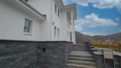Ein allgemeiner Bergblick oder ein Berglick von der Villa aus