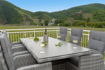 Ein allgemeiner Bergblick oder ein Berglick von der Villa aus