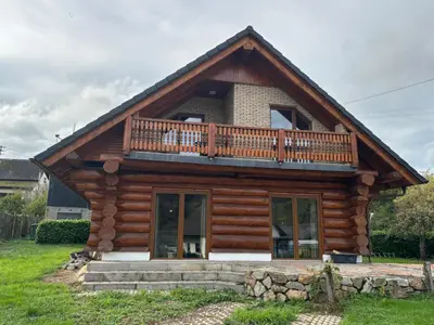 Das Gebäude in dem sich die Ferienwohnung befindet