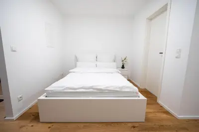 Ein Bett oder Betten in einem Zimmer der Unterkunft Sanierte Wohnung 