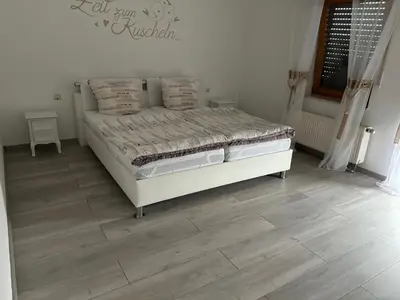 Ein Bett oder Betten in einem Zimmer der Unterkunft Ferienwohnung Monteure Unterkunft