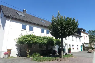 Das Gebäude in dem sich die Ferienwohnung befindet