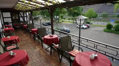 Ein Restaurant oder anderes Speiselokal in der Unterkunft Weinhaus Hirschen Bruttig