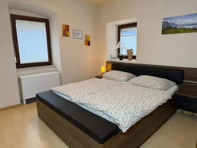 Ein Bett oder Betten in einem Zimmer der Unterkunft Großzügiges Haus in Moselnähe