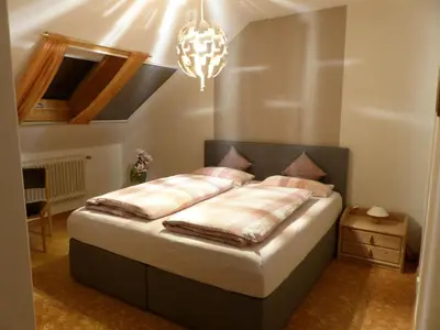 Ein Bett oder Betten in einem Zimmer der Unterkunft Ferienwohnung Domblick