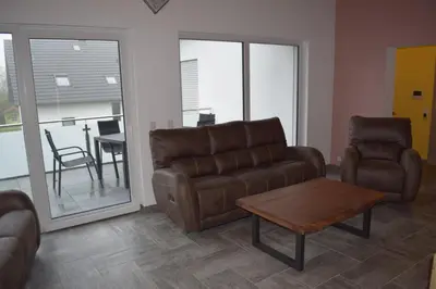 Ein Sitzbereich in der Unterkunft Ferienhaus 2 - 55471 Reich - EG - OG