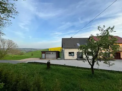 Das Gebäude in dem sich die Ferienwohnung befindet
