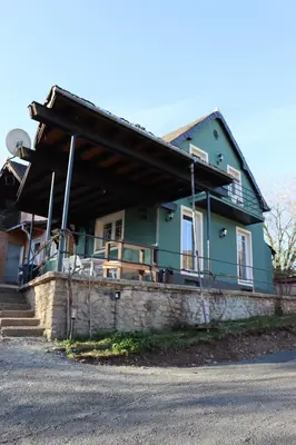 Das Gebäude in dem sich die Ferienwohnung befindet