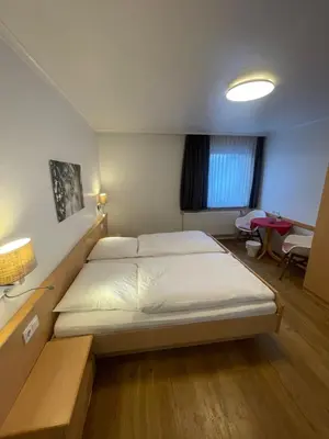 Ein Bett oder Betten in einem Zimmer der Unterkunft Gasthaus Sonnen