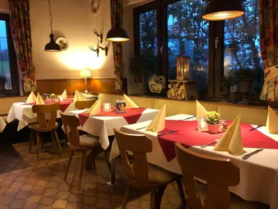 Ein Restaurant oder anderes Speiselokal in der Unterkunft Gasthaus Sonnen