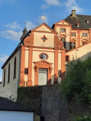 Das Gebäude in dem sich das Ferienhaus befindet
