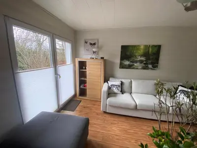 Ein Sitzbereich in der Unterkunft EIFELCOTTAGE Zaunkönig