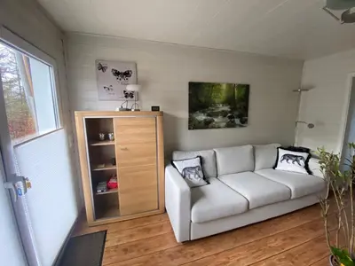 Ein Sitzbereich in der Unterkunft EIFELCOTTAGE Zaunkönig