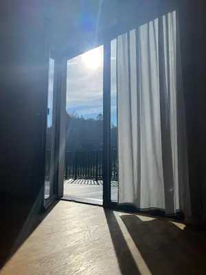 Ein allgemeiner Bergblick oder ein Berglick von des Ferienhauses aus