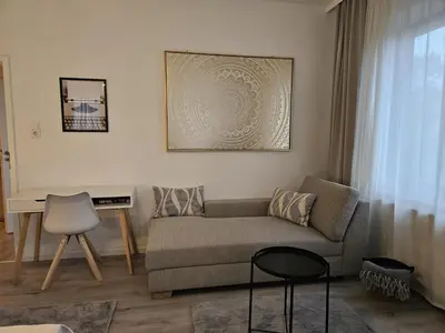 Ein Sitzbereich in der Unterkunft Moderne 2 Zimmer 70 qm Wohnung in Top Altstadtlage