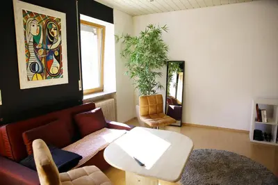Ein Sitzbereich in der Unterkunft BAT Home Solutions Trier-Euren - alles was ein Hotel nicht bietet - 35 qm Ferienwohnung, Heimkino, Wallbox, Küche für 4 Personen