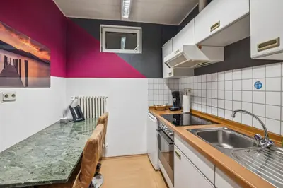 Küche/Küchenzeile in der Unterkunft BAT Home Solutions Trier-Euren - alles was ein Hotel nicht bietet - 35 qm Ferienwohnung, Heimkino, Wallbox, Küche für 4 Personen