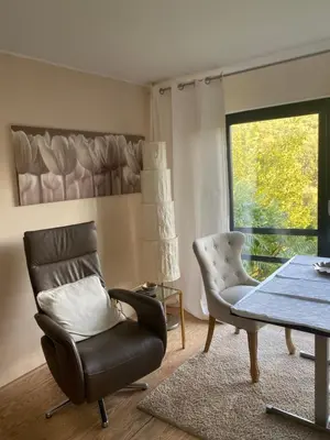 Ein Sitzbereich in der Unterkunft Waldlodge