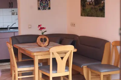 Ein Sitzbereich in der Unterkunft Meisenthaler Mühle