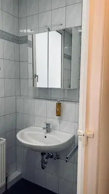 Ein Badezimmer in der Unterkunft Koblenz 1 Bed Sleeps 5 City Views