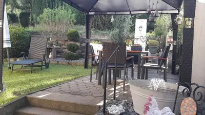Ein Garten an der Unterkunft Gästehaus Burgberg, Weinhaus Fries