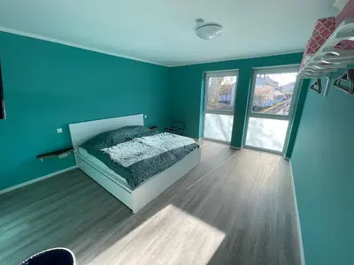 Ein Bett oder Betten in einem Zimmer der Unterkunft Zentrale Neubauwohnung mit Balkon