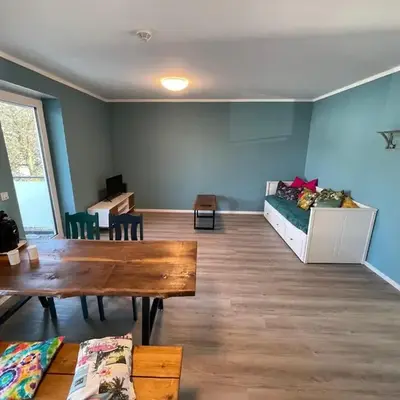 Zentrale Neubauwohnung mit Balkon