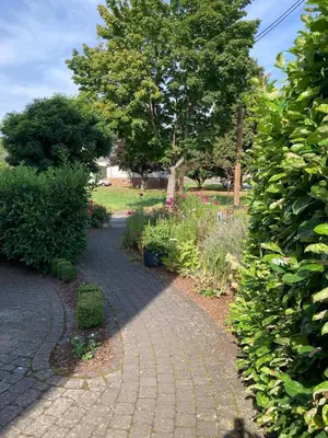 Ein Garten an der Unterkunft Ferienwohnung am Salmtalradweg Region Eifel Mosel