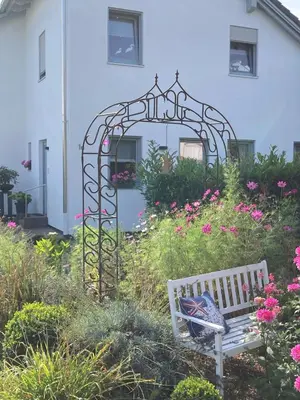 Ein Garten an der Unterkunft Ferienwohnung am Salmtalradweg Region Eifel Mosel