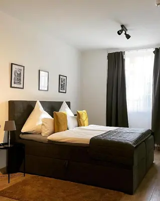 Ein Bett oder Betten in einem Zimmer der Unterkunft City Apartments Trier Suite 5