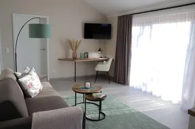 Ein Sitzbereich in der Unterkunft Ferienwohnung Weinbergsliebe