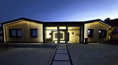 Das Gebäude in dem sich das Ferienhaus befindet