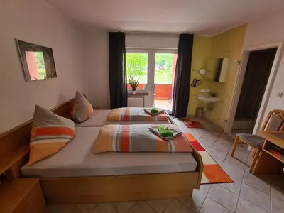 Ein Bett oder Betten in einem Zimmer der Unterkunft Weingut-Gästehaus-Haas