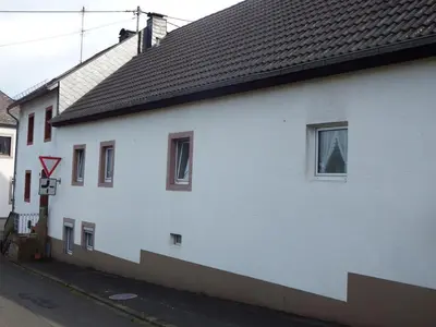 Das Gebäude in dem sich das Ferienhaus befindet