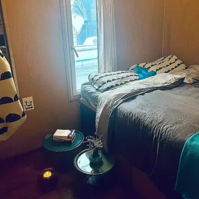Ein Bett oder Betten in einem Zimmer der Unterkunft Hausboot Ferdinand Magellahn