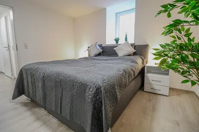 Ein Bett oder Betten in einem Zimmer der Unterkunft FeWoMo Stilvolles EG Appartment, Brauneberg, 4 Pers, Boots Slipanlage, Moselradweg, Seniorengerecht