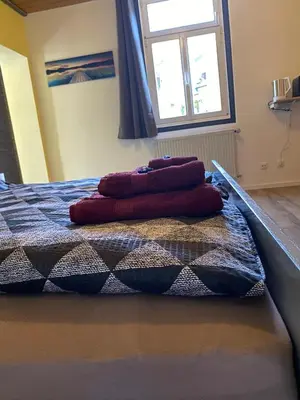 Ein Bett oder Betten in einem Zimmer der Unterkunft Münzbach Ferienzimmer im historischen Stadtkern