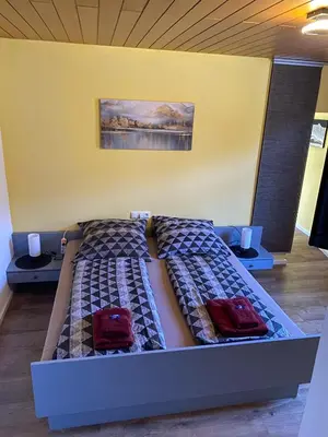 Ein Bett oder Betten in einem Zimmer der Unterkunft Münzbach Ferienzimmer im historischen Stadtkern