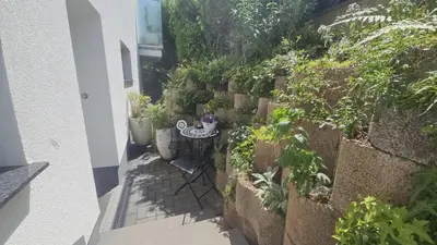 Ein Garten an der Unterkunft Ferienwohnung Ahrfair im Kräutergarten