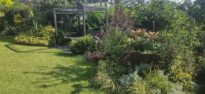 Ein Garten an der Unterkunft Ferienwohnung Ahrfair im Kräutergarten