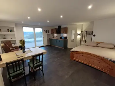 Ein Bett oder Betten in einem Zimmer der Unterkunft BelaVista'nBed - Peaceful Studio with private Terrace and Amazing Mosel Valley Views