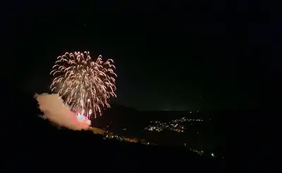 Ein allgemeiner Bergblick oder ein Berglick von der Lodge aus