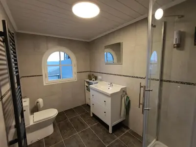 Ein Badezimmer in der Unterkunft BelaVista'nBed - Peaceful Studio with private Terrace and Amazing Mosel Valley Views