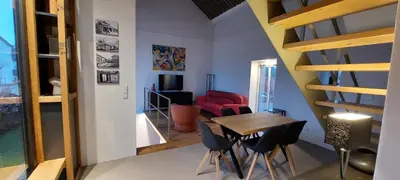 Ein Sitzbereich in der Unterkunft Scheune als besonderes Ferienhaus in der Südeifel - SCHEIA