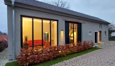 Das Gebäude in dem sich das Ferienhaus befindet