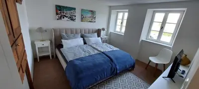 Ein Bett oder Betten in einem Zimmer der Unterkunft Ferienhaus mit Baukulturpreis in der Südeifel - Ferienhaus TRÄNK